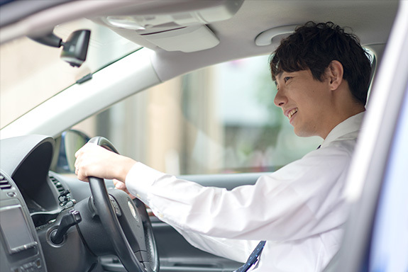 写真：運転する男性